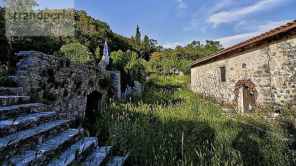 Einsam gelegen  Kloster Asomatos  Halb zerfallen  Kapelle  Zypresse  blauer Himmel  weiße Wolken  Insel Lefkada  Lefkas  Ionische Inseln  Griechenland  Europa
