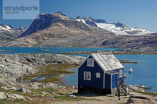 Einfache Hütte an einem Fjord  Stille  Ruhe  karge Landschaft  Eisjord  Ostgrönland  Nordamerika  Tiniteqilaaq  Tasilaq  Arktis  Grönland  Dänemark  Nordamerika