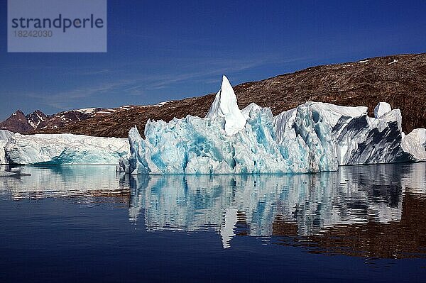 Eisberge spiegeln sich in einem Fjord  Stille  Ruhe  karge Landschaft  Eisjord  Ostgrönland  Nordamerika  Tiniteqilaaq  Tasilaq  Arktis  Grönland  Dänemark  Nordamerika