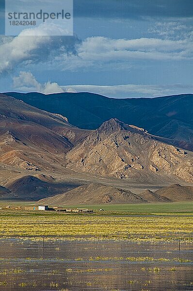 Schöner Bergsee entlang der Straße von Ali und Gerze  Westtibet