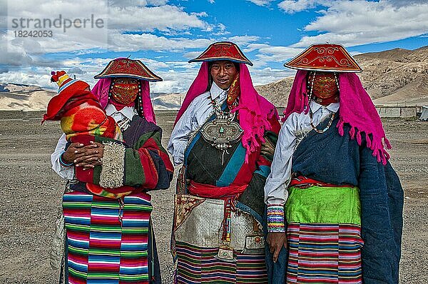 Traditionell gekleidete Frauen auf dem Fest der Stämme in Gerze  Westtibet