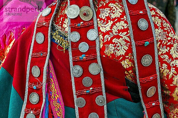 Nahaufnahme der traditionellen Kleidung auf dem Fest der Stämme in Gerze Westtibet