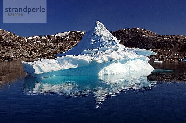 Eisberg spiegelt sich in einem Fjord  Stille  Ruhe  karge Landschaft  Eisjord  Ostgrönland  Nordamerika  Tiniteqilaaq  Tasilaq  Arktis  Grönland  Dänemark  Nordamerika