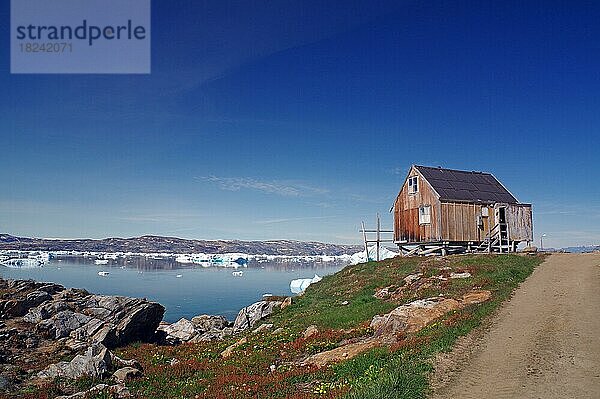 Einfache Hütte an einem Fjord  Stille  Ruhe  karge Landschaft  Eisjord  Ostgrönland  Nordamerika  Tiniteqilaaq  Tasilaq  Arktis  Grönland  Dänemark  Nordamerika