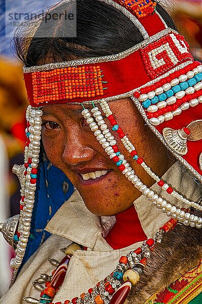 Traditionell gekleidete Frau auf dem Fest der Stämme in Gerze Westtibet