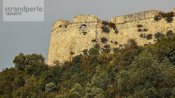 Burg von Griva  Festland  grüner Hügel  Festungsmauern  Lefkada-Stadt  Hauptstadt der Insel  Insel Lefkada  Lefkas  Ionische Inseln  Griechenland  Europa