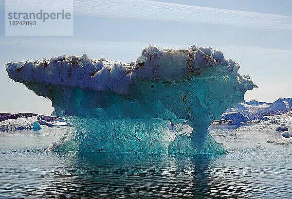 Bizarrer Eisberg an einem Fjord  Stille  Ruhe  karge Landschaft  Eisjord  Ostgrönland  Nordamerika  Tiniteqilaaq  Tasilaq  Arktis  Grönland  Dänemark  Nordamerika