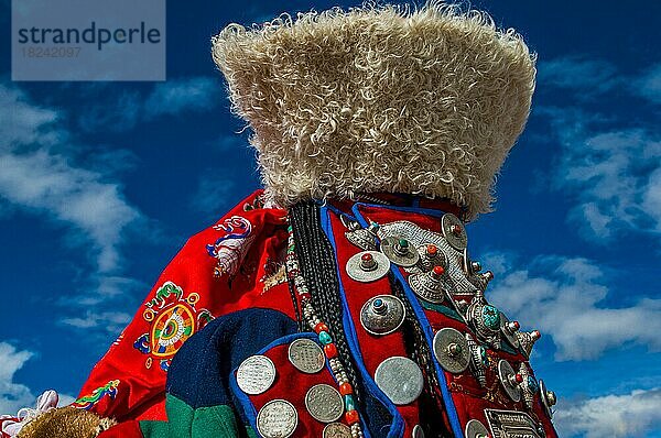 Traditionell gekleidete Frau auf dem Fest der Stämme in Gerze Westtibet