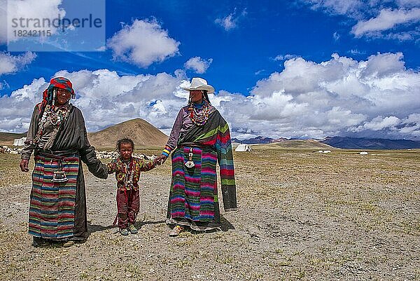 Traditionell gekleidete Frauen mit einem Kind  entlang der Straße von Tsochen nach Lhasa  Westtibet