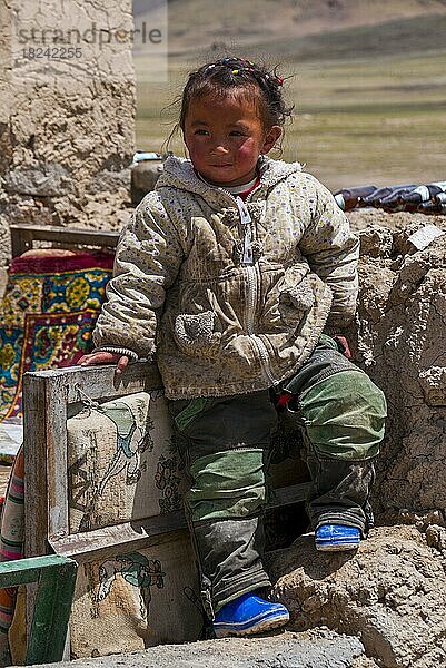 Junger tibetischer Junge  entlang der Straße von Tsochen nach Lhasa  Westtibet