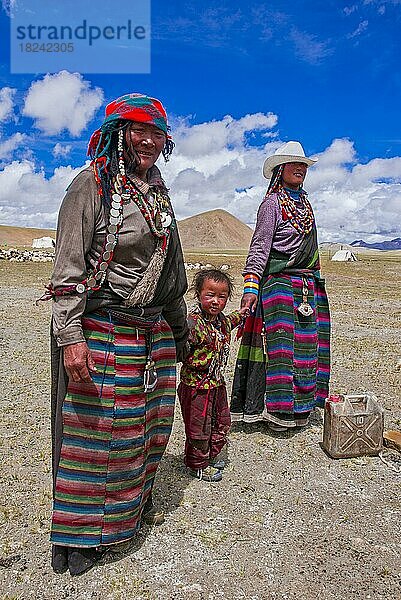 Traditionell gekleidete Frauen mit einem Kind  entlang der Straße von Tsochen nach Lhasa  Westtibet