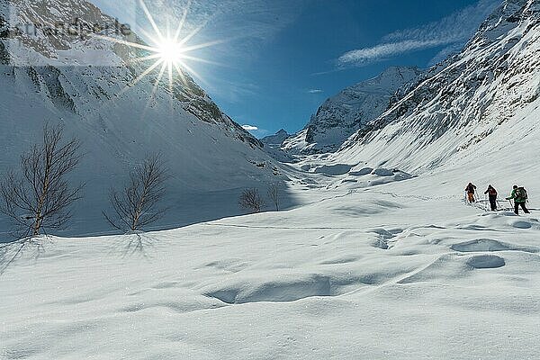 Schneeschuhwanderung durch das Zinal-Tal im Kanton Wallis  Schweiz  Europa