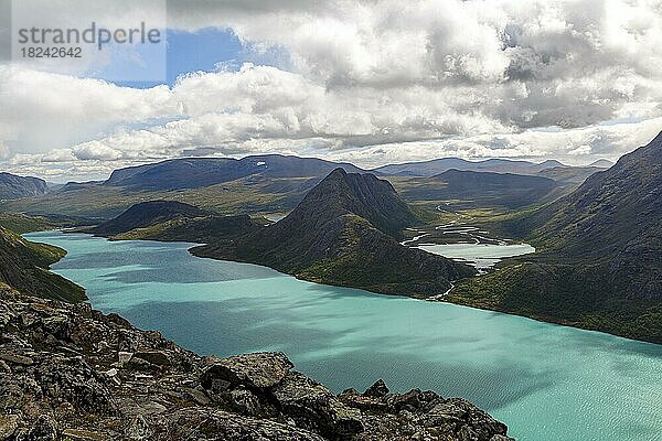 Blick vom Besseggen Grat auf den See Gjende