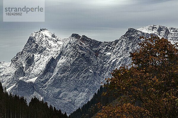 Blick auf die Bergstation der schneebedeckte Zugspitze