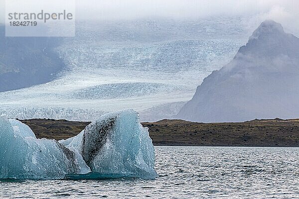 Riesige Eisbrocken schwimmen in der Gletscherlagune Jökulsarlon im Südosten Island