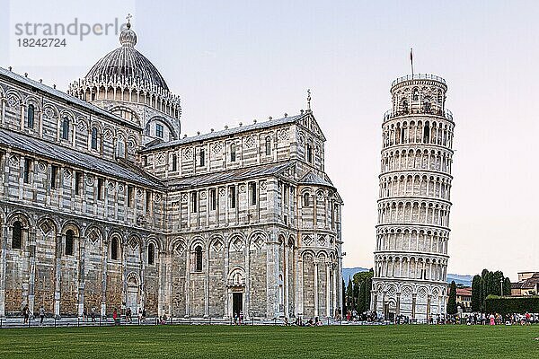 Blick zu schiefen Turm von Pisa neben dem Dom Santa Maria Assunta