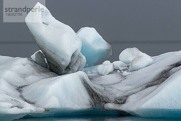 Riesige Eisbrocken Formationen schwimmen in der Gletscherlagune Jökulsarlon im Südosten Island
