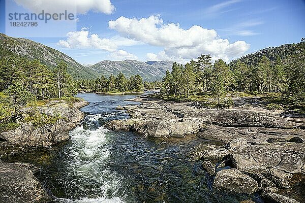Ein Fluss führ durch die Wildnis in Norwegen