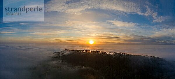 Luftaufnahme zum Sonnenaufgang über dem Nebelmeer im Mittelland  Kanton Aargau  Schweiz  Europa