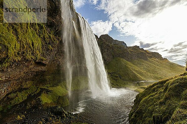 Blick auf den Wasserfall Seljalandsfoss im Süden von Iceland