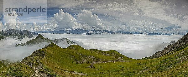 Panoramabild vom Gehrengrat über den Wolken von Lech und Zürs am Arlberg  Österreich  Europa