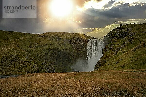 Der Skogafoss Wasserfall auf Island im Sommer
