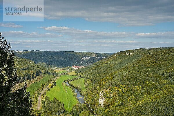 Panorama vom Knopfmacherfelsen in das obere Donautal  hinten Kloster Beuron  Schwäbische Alb  Baden-Württemberg  Deutschland  Europa