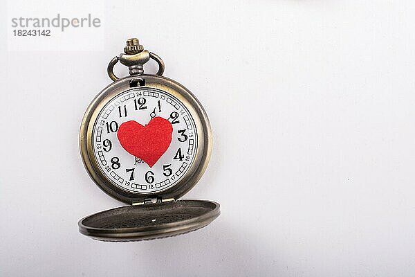 Liebeskonzept zum Valentinstag auf Retro-Uhr