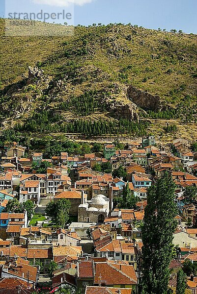 Farbenfrohe traditionelle osmanische Häuser und eine Moschee im alten Stadtzentrum von Afyon  Türkei  Asien