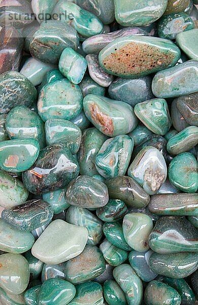 Satz natürlicher mineralischer Edelsteine einer bestimmten Art
