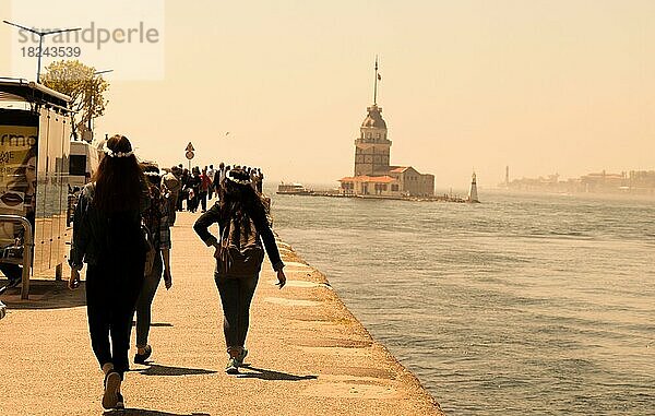 Menschen auf dem Weg zum Maidens Tower in der Mitte des Bosporus