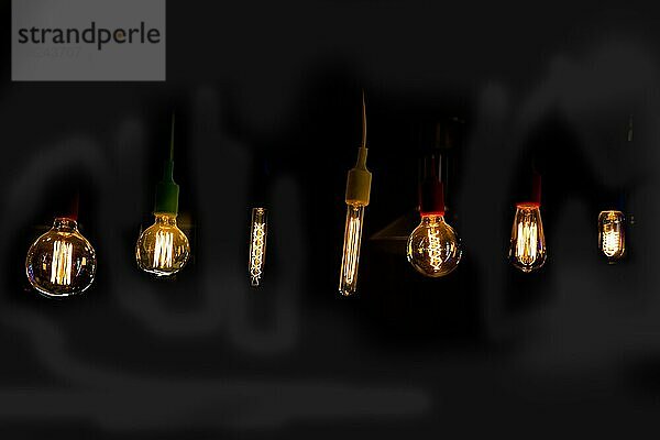 Dekorative antike Edison-Stil Glühbirnen hängend