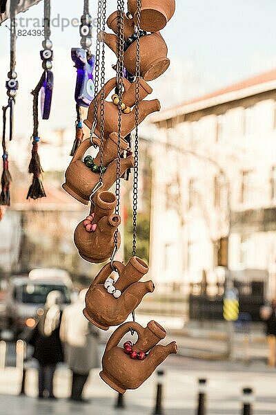 Traditionelle Töpferwaren aus Ton auf dem Verkaufsmarkt in Istanbul in der Türkei