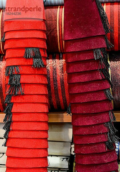 Stapel türkischer Fez  traditioneller osmanischer Hut