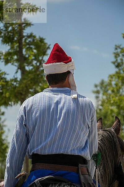 Mann mit traditionellem türkischen Hut in der Ansicht