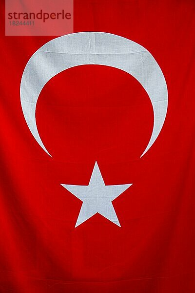 Türkische Nationalflagge hängt auf der Straße im Freien