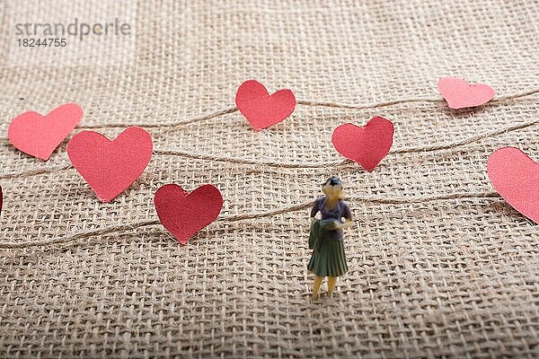 Frau Figur und Liebe Konzept mit Papier Herz auf Fäden