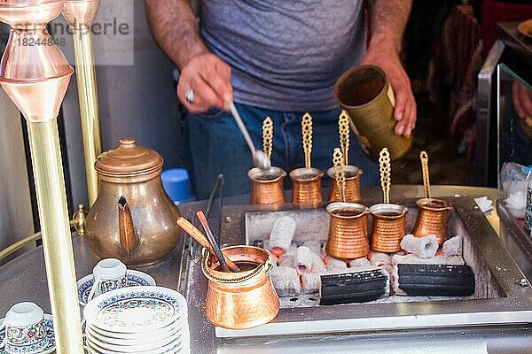 Türkische Kaffeekannen im traditionellen Stil