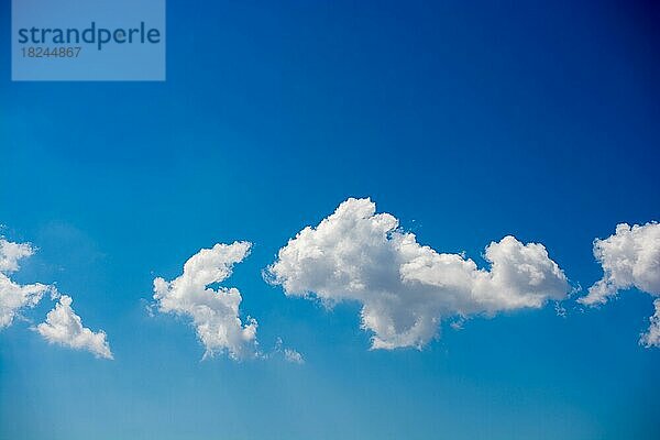 Blauer Himmel gefüllt mit weißen Wolken