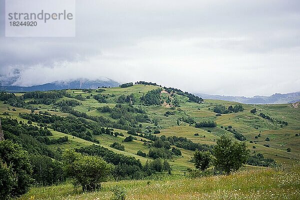 Bewaldete Berge in einer malerischen Landschaft vom Artvin-Hochland aus gesehen