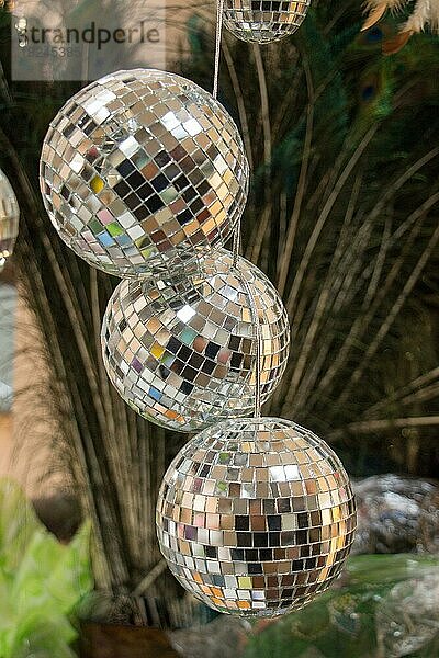 Discokugeln mit Spiegeln zum Tanzen in einer Diskothek