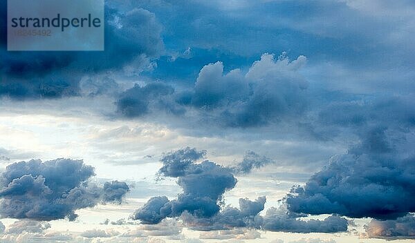 Dunkle und graue Wolken am Himmel