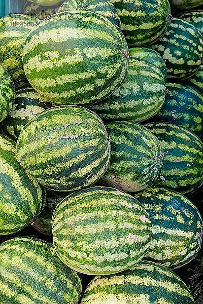 Dutzende von Wassermelonen auf einem türkischen Straßenbasar in der Auslage