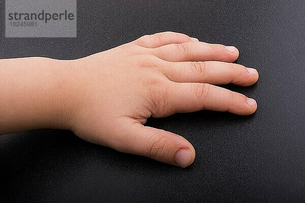 Kleinkind Hand mit dunkler Farbe Hintergrund