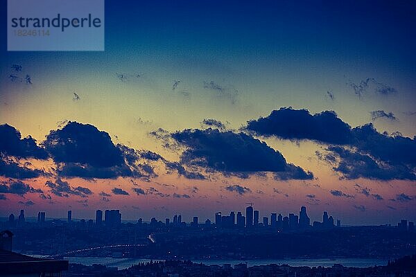 Dramatische bunten bewölkten Himmel mit malerischen Wolken über Istanbul Horizont