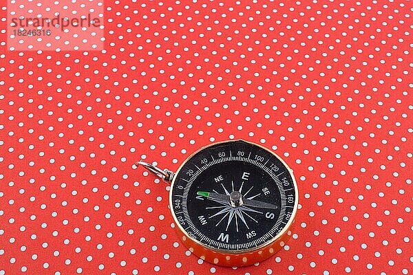 Retro-Kompass auf rotem Hintergrund