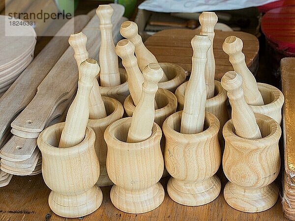 Mörser und Stößel aus Holz als traditionelle Küchengeräte