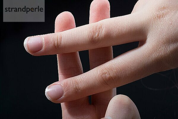 Finger bilden ein Hashtag-Symbol vorschwarzem Hintergrund