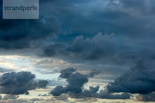 Dunkle und graue Wolken am Himmel