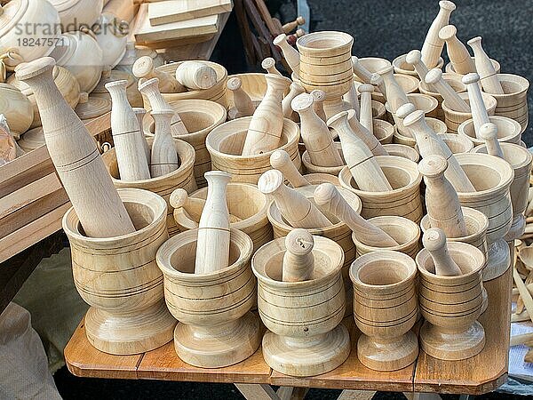 Mörser und Stößel aus Holz als traditionelle Küchengeräte